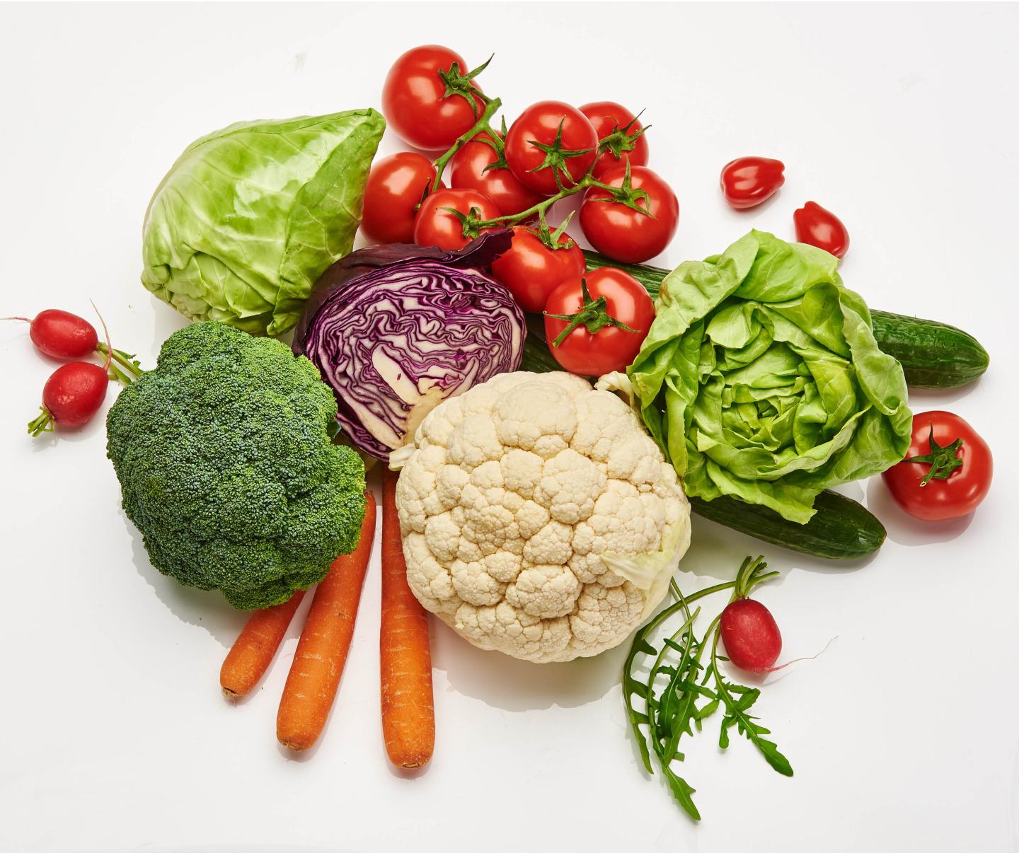 Verschiedene Gemüse-Sorten vor weißem Hintergrund