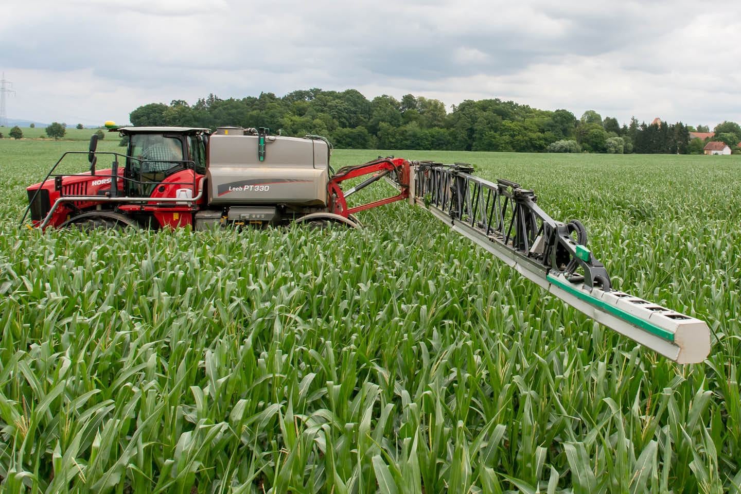 Maisfeld mit Pflanzenschutzspritze